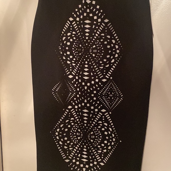 Bisou Bisou black/white pencil skirt with laser cutout design - Picture 2 of 4
